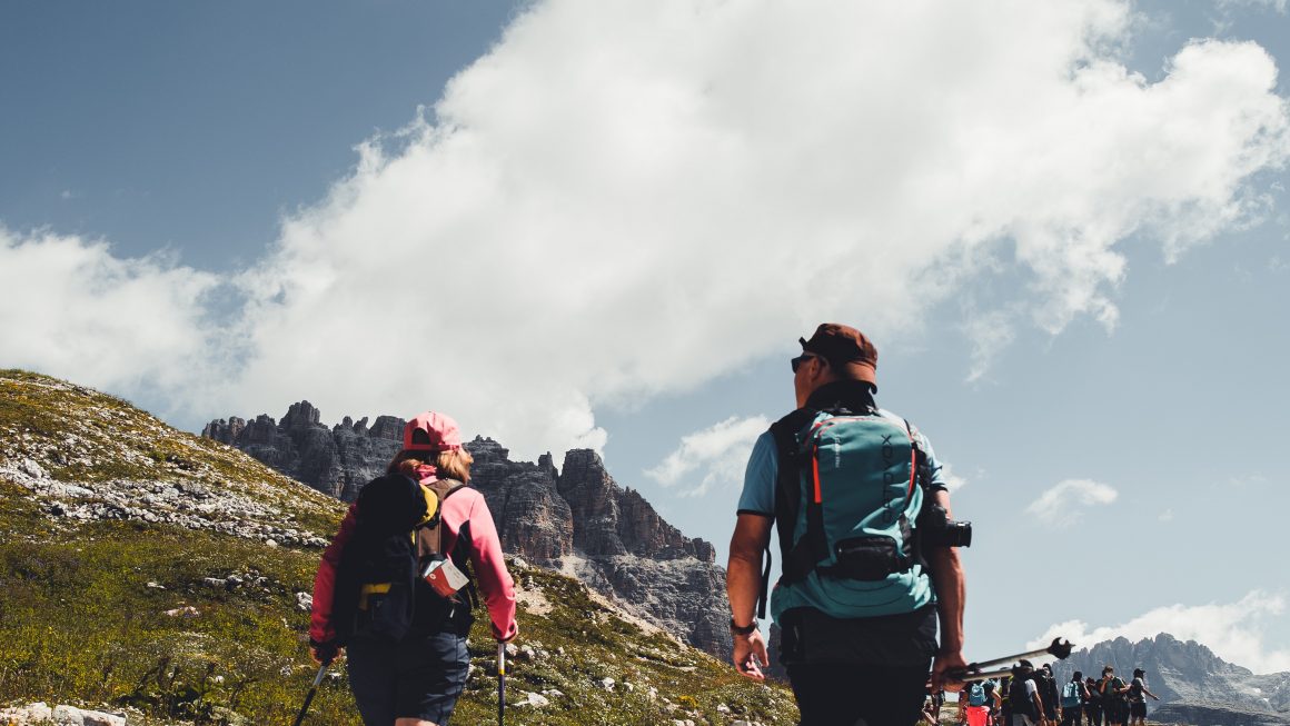 Randonneurs pratiquant la marche nordique