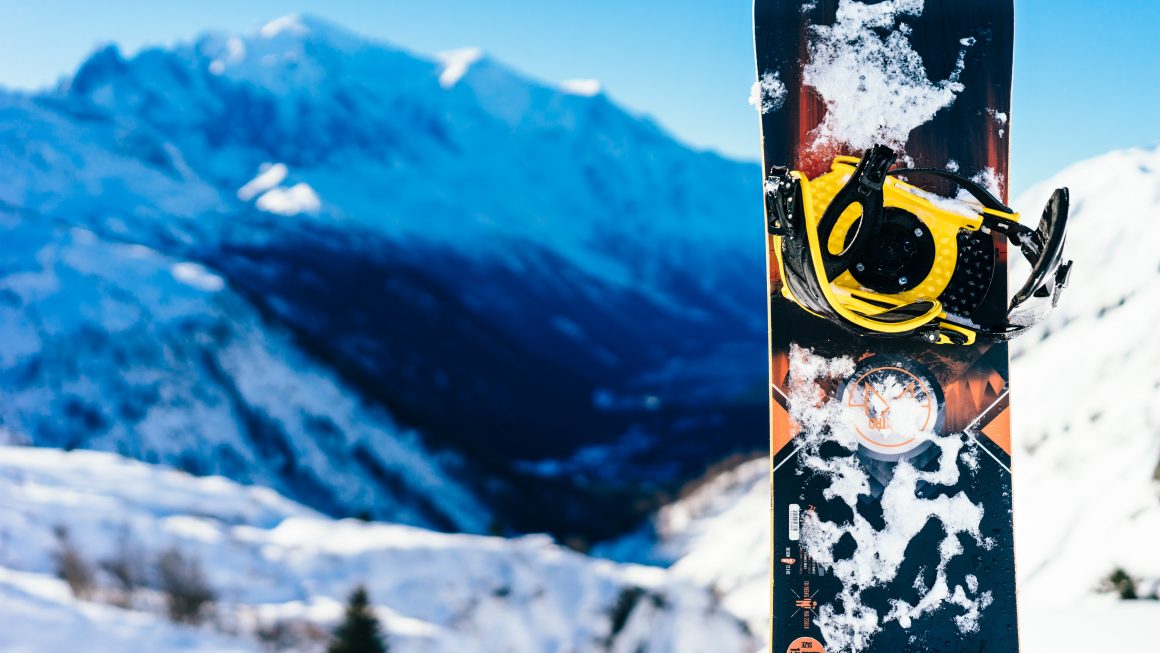 Un snwoboard en montagne