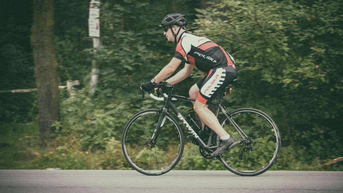 Cycliste sur la route