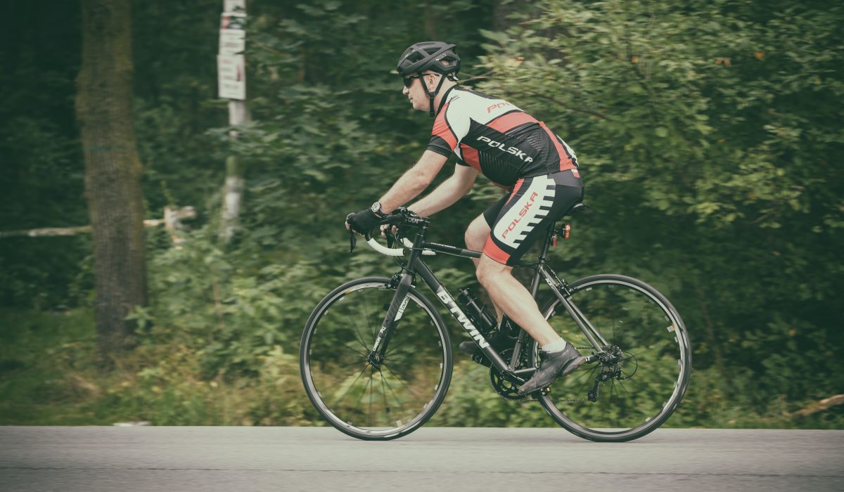 Cycliste sur la route